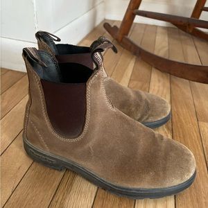 Size women’s 10 suede BLUNDSTONES. In GUC